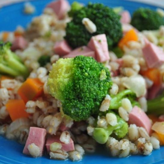 Рецепт перловой каши с сосисками и овощами в мультиварке