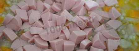 перловая каша с сосисками и овощами в мультиварке. Шаг 7