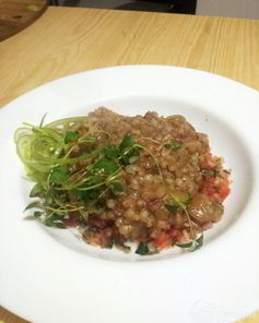 Перловая каша с тушеной говядиной и конкассе из томатов