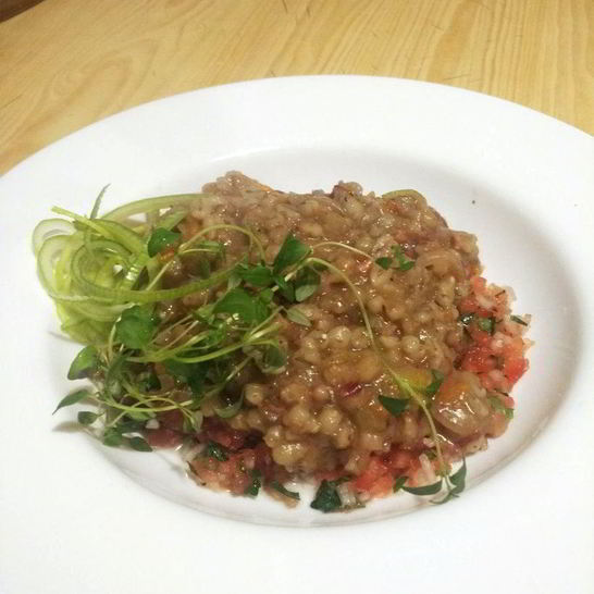 Рецепт перловой каши с тушеной говядиной и конкассе из томатов