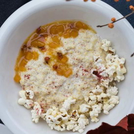 Рецепт пшенной каши на кокосовом молоке с чатни из тыквы и облепихи и попкорном