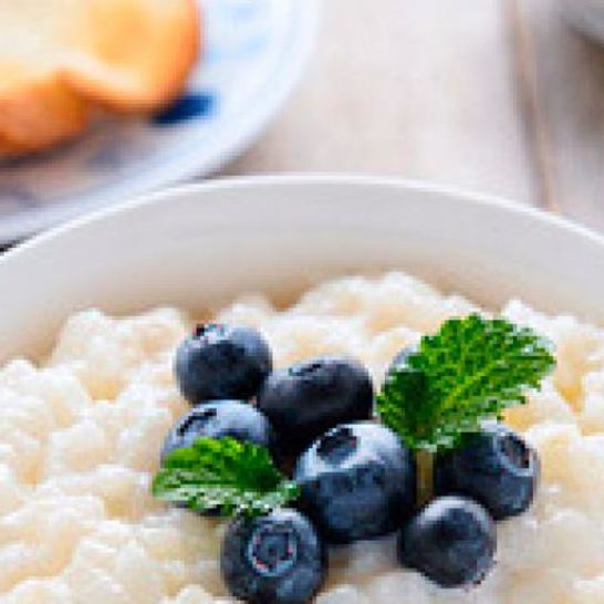 Рецепт молочной рисовой каши с черникой