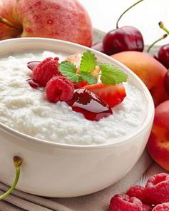 Рисовая каша с фруктами и вишневым джемом