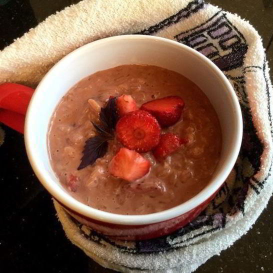 Рецепт рисовой каши с клубникой и шоколадом