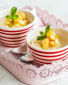 Рисовая каша с ванилью и яблоками