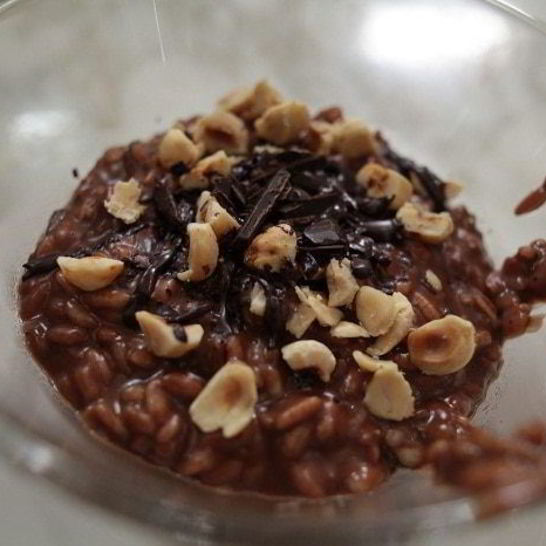 Рецепт шоколадной рисовой каши с изюмом и орехами