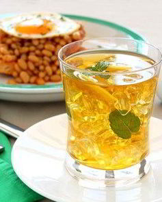 Холодный зеленый чай с лимоном и мятой