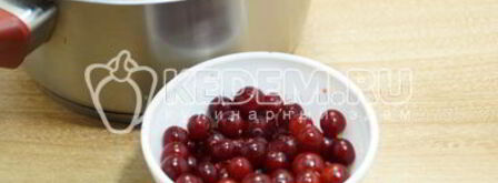 глинтвейн из белого вина с апельсином и клюквой. Шаг 3