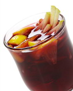 Яблочный глинтвейн с куантро, анисом, клюквой и корицей