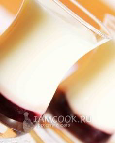 Молочный кисель с вишневым конфитюром