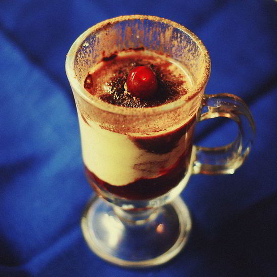 Рецепт эггнога с бренди и свежея вишнея