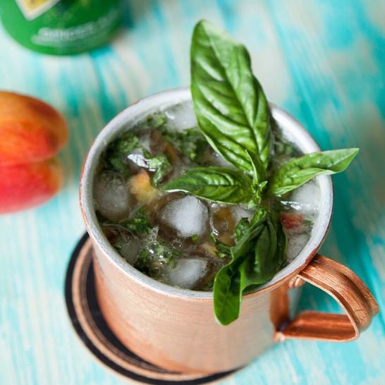 Рецепт коктейля московского мул с персиком и базиликом