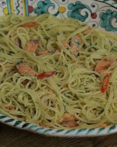 Спагетти с копченой форелью и джином