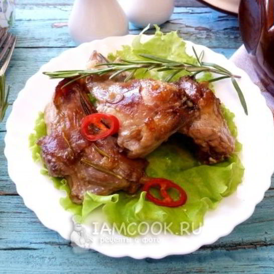 Рецепт кролика с вином и пряными травами в духовке