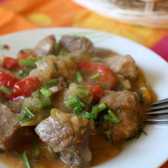Рецепт свинины, тушеной с вином и перцем