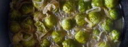 тушеная брюссельская капуста с вином и луком. Шаг 5