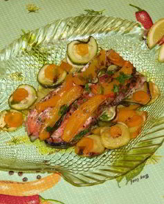 Запеченная в кармашках форель с вином и овощами