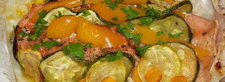 запеченная в кармашках форель с вином и овощами. Шаг 11