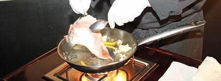 морская рыба фламбе с виски и грушей. Шаг 10