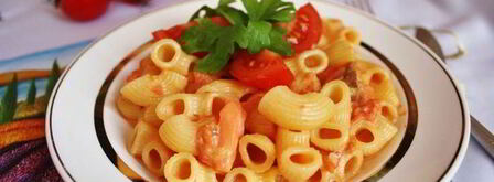 паста с водкой, семгой и помидорками черри. Шаг 9