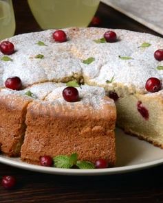 Бисквит на лимонаде в духовке с клюквой