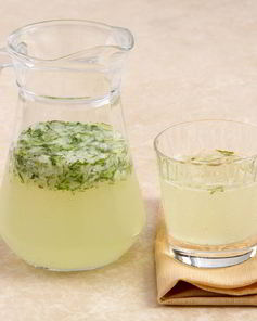 Огуречный лимонад с лаймом и яблоком