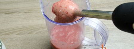 клубнично-банановый молочный коктейль. Шаг 3