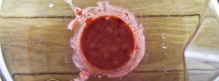 молочный коктейль с клубникой, бананом и мороженым. Шаг 4