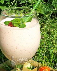 Молочный коктейль с мороженым и клубникой