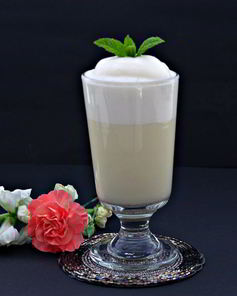 Молочный коктейль с мороженым в блендере