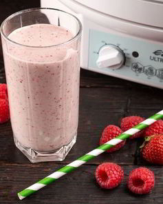 Молочный коктейль с сушеными ягодами