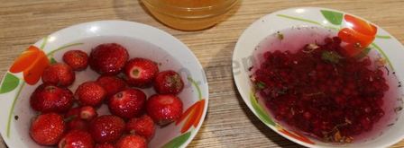 морс из замороженных ягод клубники и красной смородины. Шаг 3
