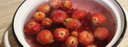 морс из замороженных ягод клубники и красной смородины. Шаг 5