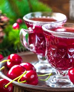 Вишневая наливка с листьями