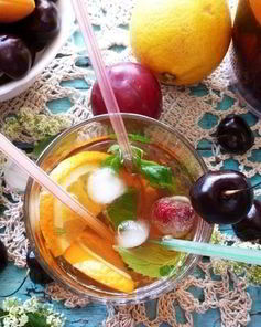 Безалкогольная сангрия на зеленом чае