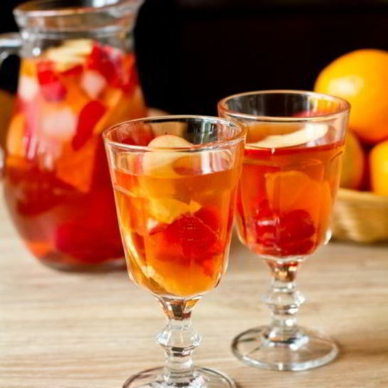 Рецепт розовой сангрии с клубникой и ванилью