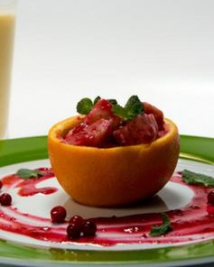 Ленивые апельсиновые вареники с брусничным соусом и апельсиновым смузи