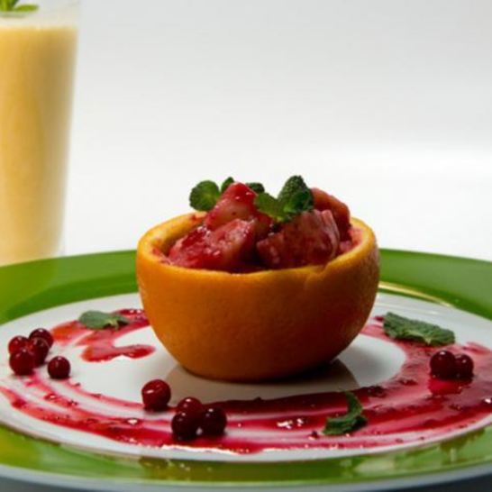 Рецепт ленивых апельсиновых вареников с брусничным соусом и апельсиновым смузи