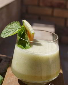 Смузи из дыни с мелиссой