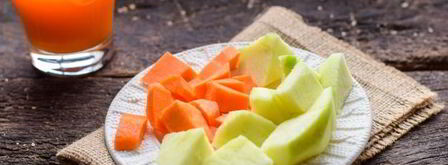 смузи из сельдерея с апельсиновым соком, морковью и яблоком. Шаг 5