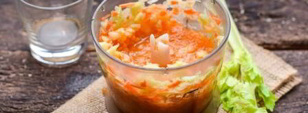 смузи из сельдерея с апельсиновым соком, морковью и яблоком. Шаг 8