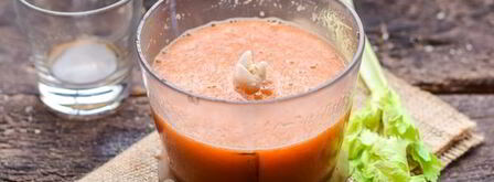 смузи из сельдерея с апельсиновым соком, морковью и яблоком. Шаг 9