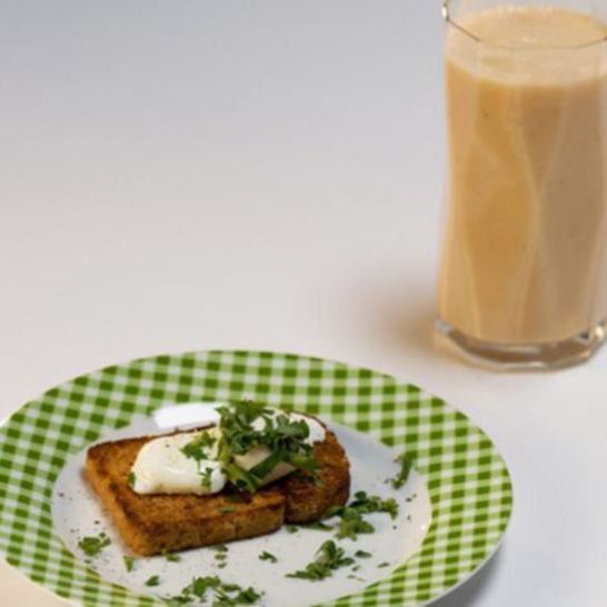 Рецепт цитрусового смузи и тост с яйцом пашот