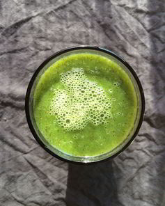 Зеленый смузи со шпинатом и киви