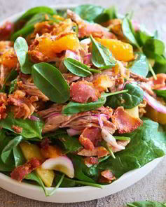 Большой салат с уткой, беконом, яблоками и апельсинами