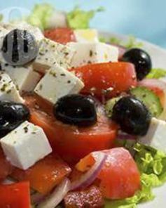 Греческий салат с брынзой и маслинами