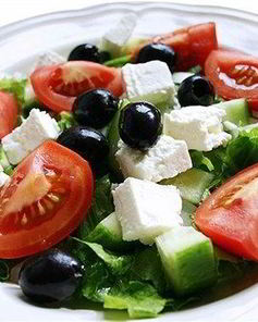 Греческий салат с красным луком