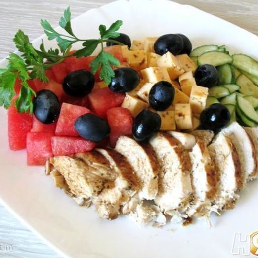 Греческий салат с куриной грудкой, арбузом и фетой