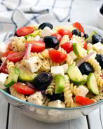 Греческий салат с пастой