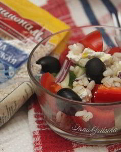 Греческий салат с перловкой